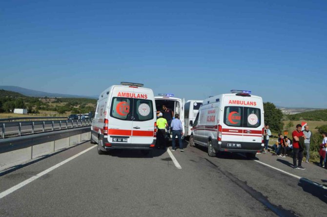 Tavşanlı’da işçi servisi devrildi: 11 yaralı