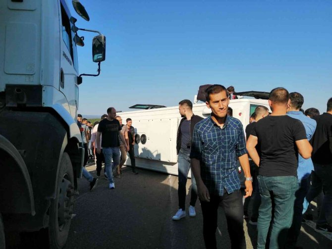 Tavşanlı’da işçi servisi devrildi: 11 yaralı