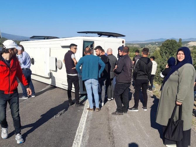 Tavşanlı’da işçi servisi devrildi: 11 yaralı