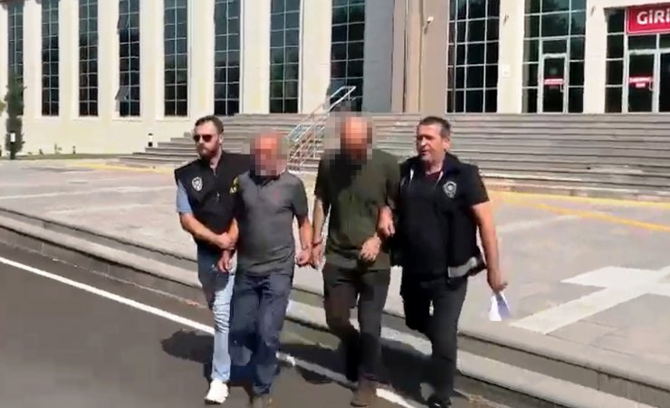 Telefon dolandırıcısı, para ve altınları almak için geldiği evde polise yakalandı