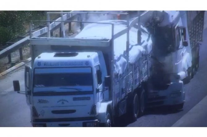 Tır, kamyona arkadan çarptı