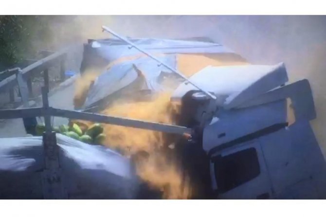 Tır, kamyona arkadan çarptı