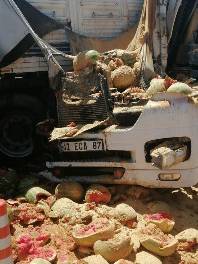 Tır, kamyona arkadan çarptı