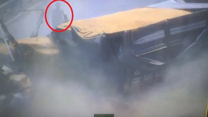 TIR'la kamyonun çarpıştığı kaza kamerada