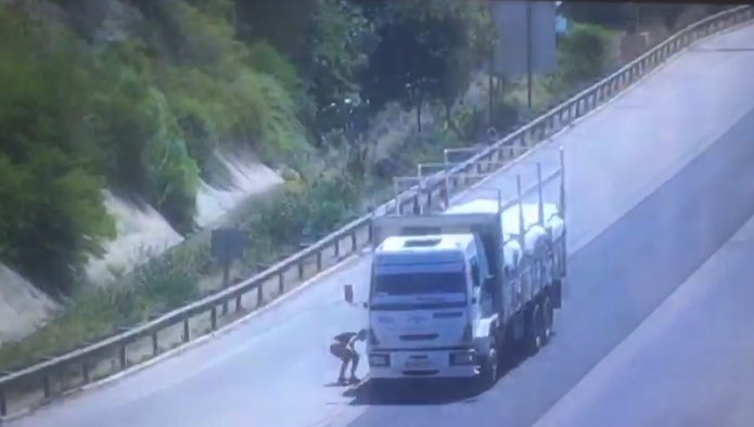 TIR'la kamyonun çarpıştığı kaza kamerada