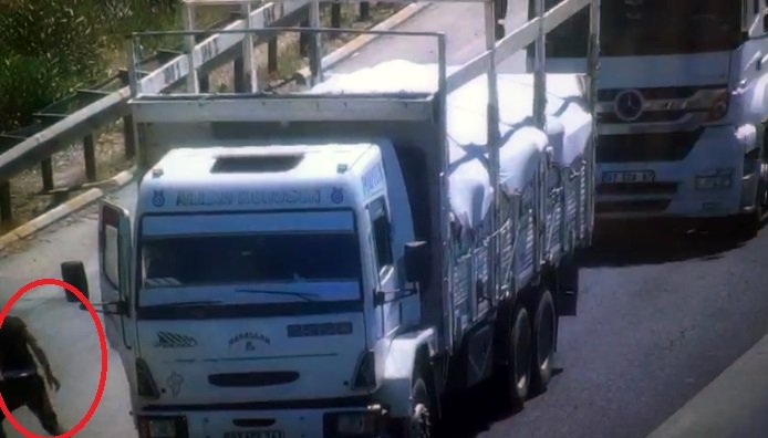 TIR'la kamyonun çarpıştığı kaza kamerada