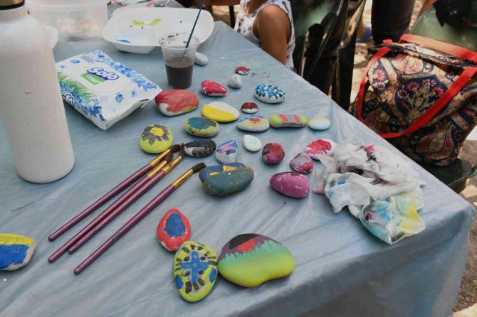 Ukraynalı çocuklar barış için taşları boyadı
