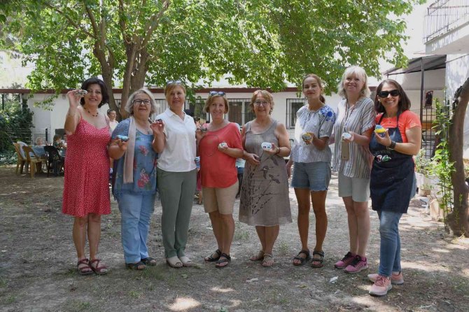 Ukraynalı çocuklar barış için taşları boyadı