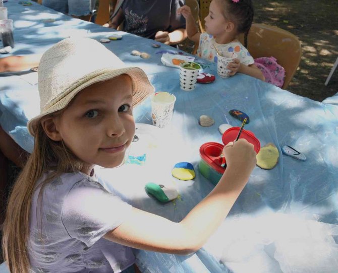 Ukraynalı çocuklar barış için taşları boyadı