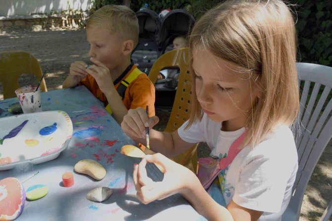 Ukraynalı çocuklar barış için taşları boyadı