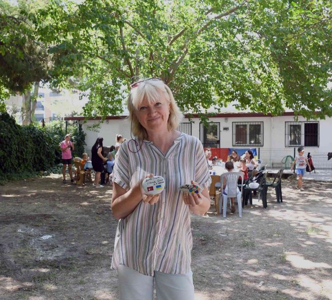 Ukraynalı çocuklar barış için taşları boyadı