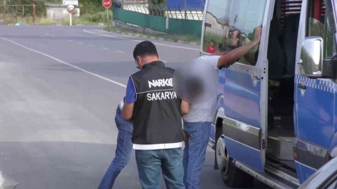 Uyuşturucu tacirleri polis dronundan kaçamadı: 4 gözaltı