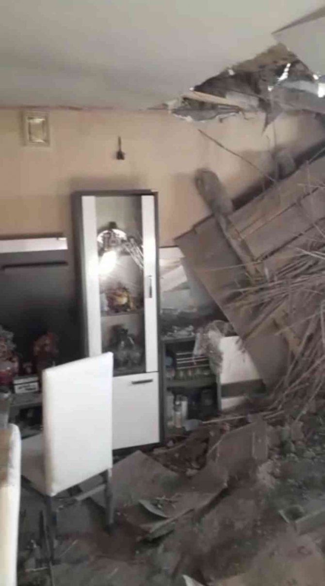 Ağrı’da bir evin odası çöktü, aile şok oldu