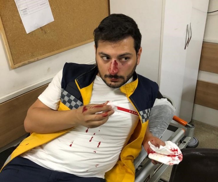Ambulans şoförünün burnunu kıran motosikletli tutuklandı