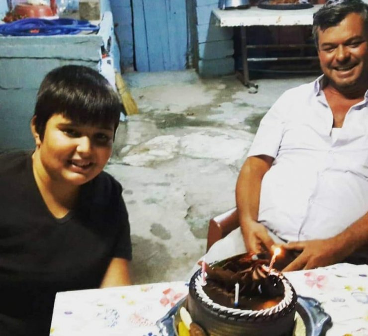 Ayağı kayıp üzerine düştüğü süt sağma makinesinden akıma kapılıp öldü