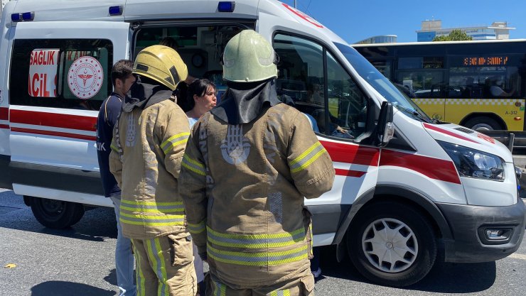 Bariyerlere çarpan cip takla attı; 4 yaralı