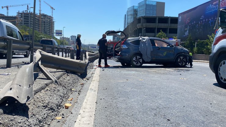 Bariyerlere çarpan cip takla attı; 4 yaralı