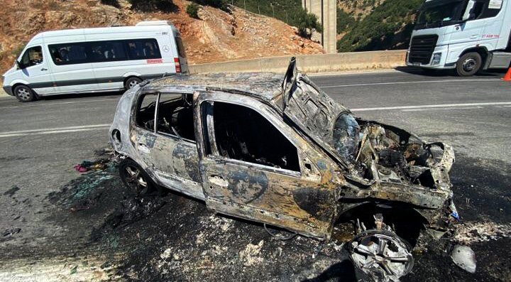 Bariyerlere çarpan otomobil alev aldı; anne- oğul yaralandı