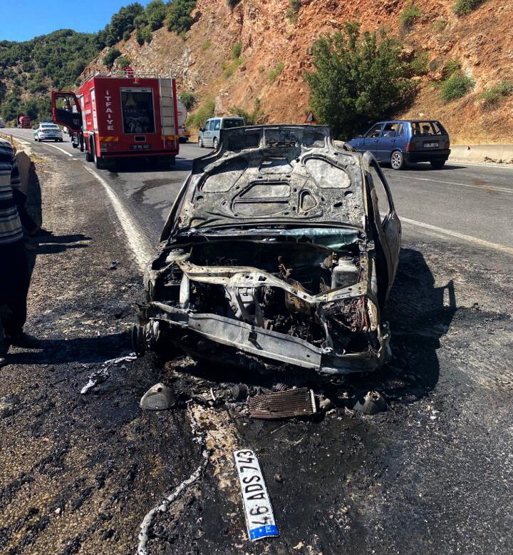 Bariyerlere çarpan otomobil alev aldı; anne- oğul yaralandı