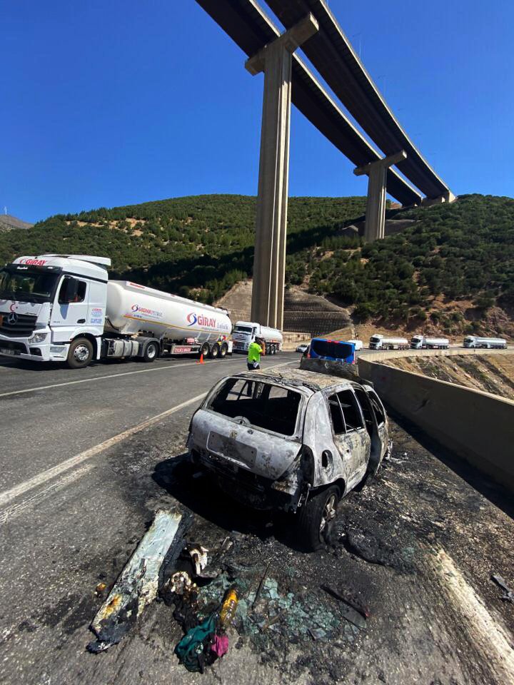 Bariyerlere çarpan otomobil alev aldı; anne- oğul yaralandı