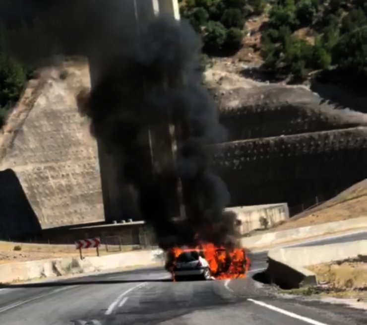 Bariyerlere çarpan otomobil alev aldı; anne- oğul yaralandı