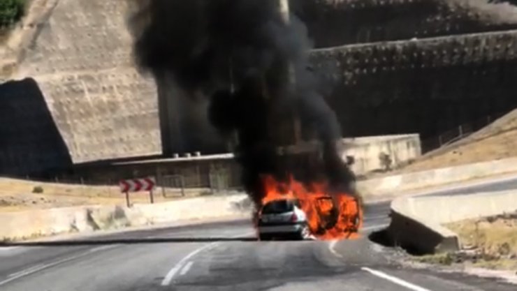 Bariyerlere çarpan otomobil alev aldı; anne- oğul yaralandı