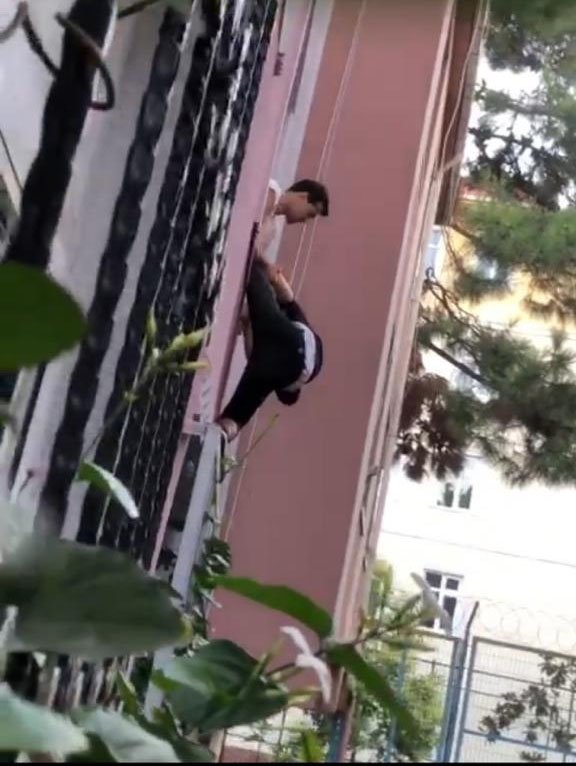 Beyoğlu'nda pencereden kaçmaya çalışan hırsızı ensesinden yakaladı