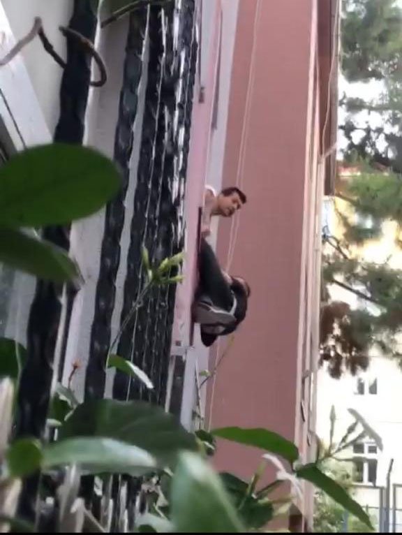 Beyoğlu'nda pencereden kaçmaya çalışan hırsızı ensesinden yakaladı