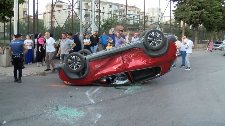 Çarpışan iki otomobilden biri takla attı