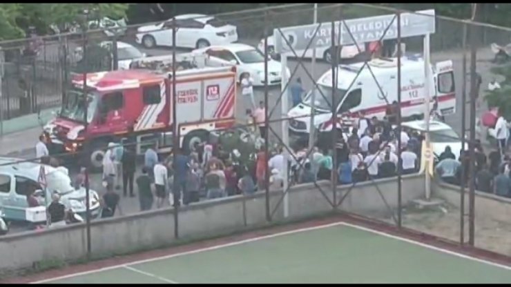 Çarpışan iki otomobilden biri takla attı