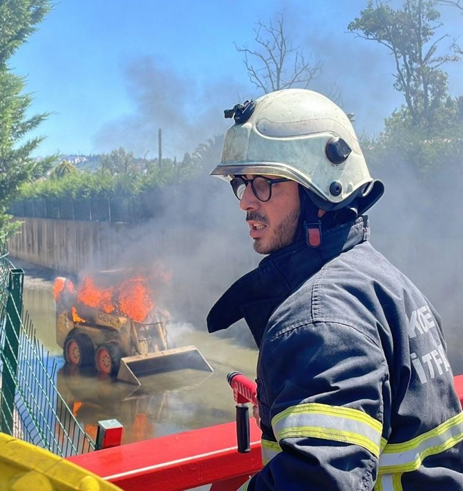 Dere yatağında alev alev yanan kepçeyi itfaiye söndürdü