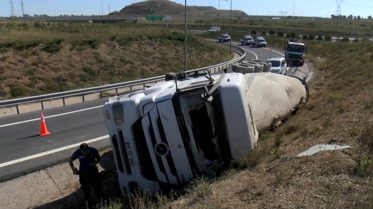 Devrilen beton mikserinin şoförü ağır yaralandı