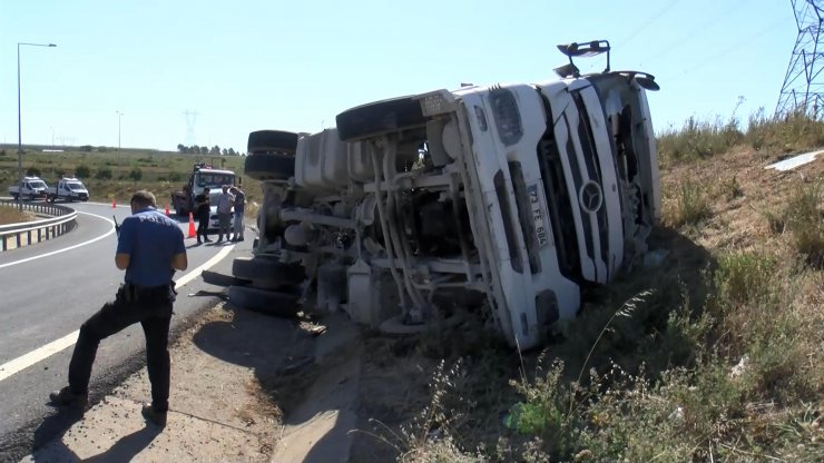 Devrilen beton mikserinin şoförü ağır yaralandı
