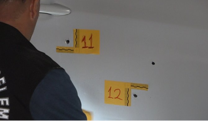 Husumetlisini vurmak isterken kendi başından vuruldu