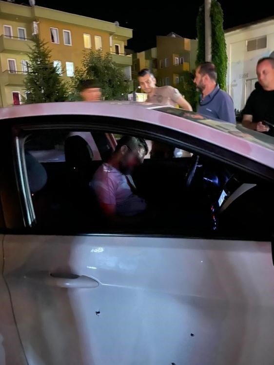 Husumetlisini vurmak isterken kendi başından vuruldu