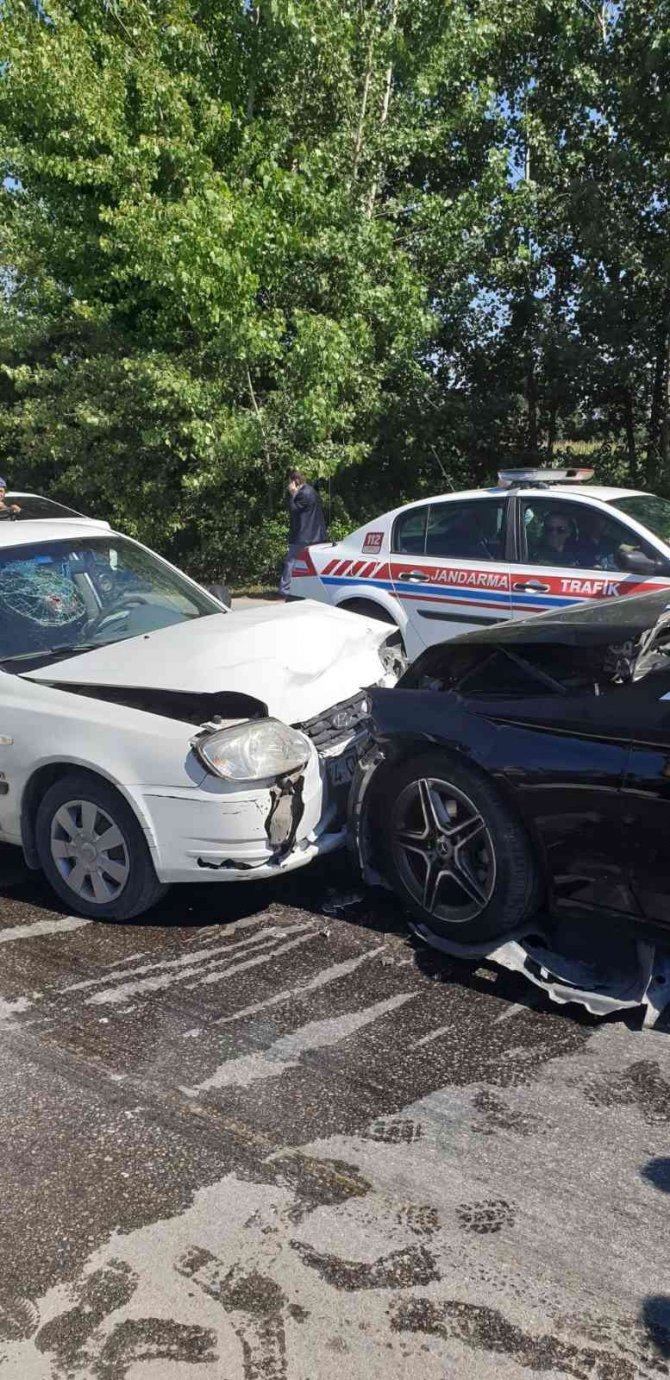İki otomobil kafa kafaya çarpıştı