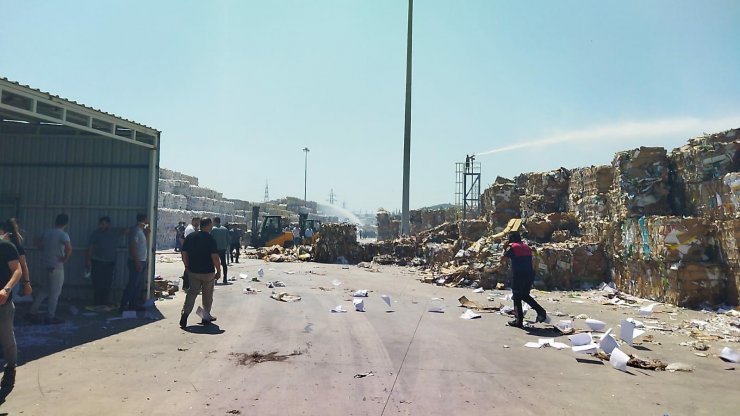 Kağıt fabrikası geri dönüşüm alanında yangın