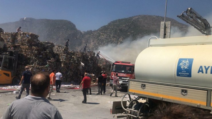 Kağıt fabrikası geri dönüşüm alanında yangın