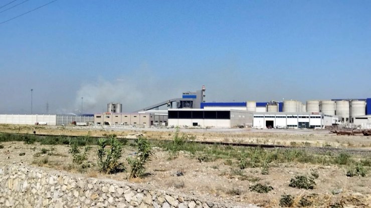 Kağıt fabrikası geri dönüşüm alanında yangın