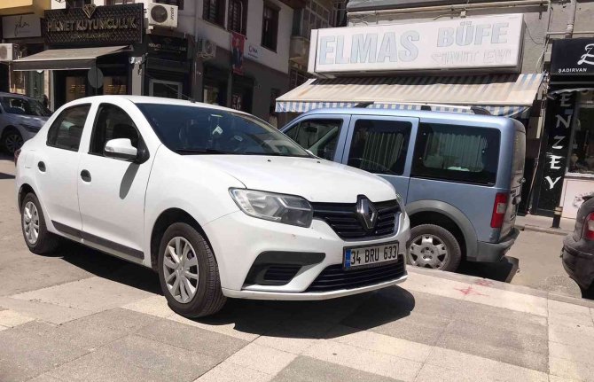 Kaldırıma çıkarak park eden sürücüye tepki