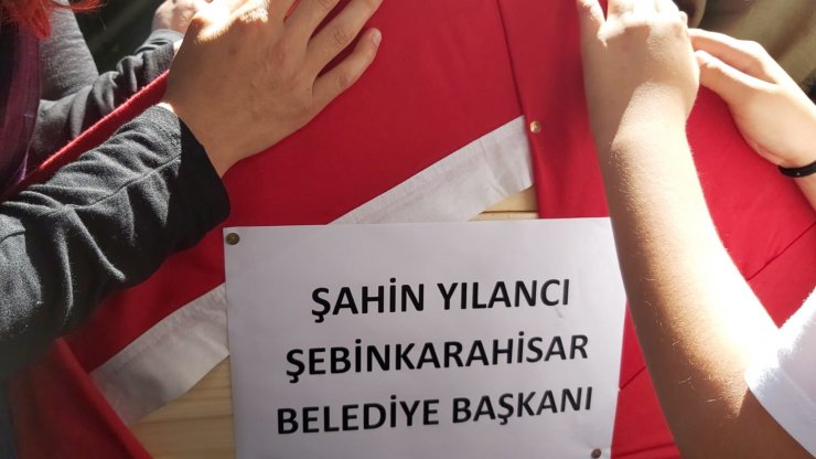 Kansere yenik düşen belediye başkanı, son yolcuğuna uğurlandı