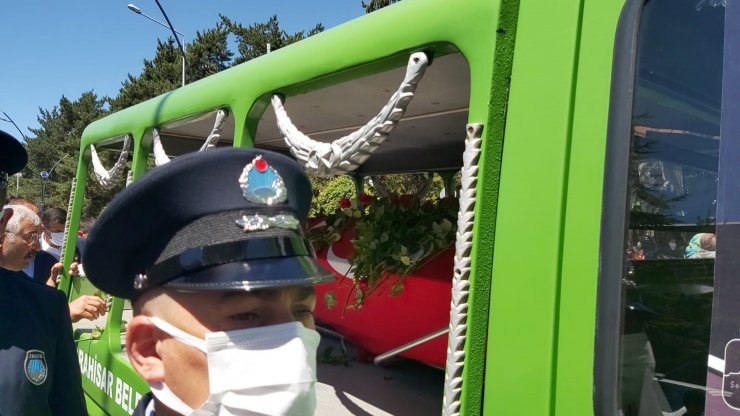 Kansere yenik düşen belediye başkanı, son yolcuğuna uğurlandı
