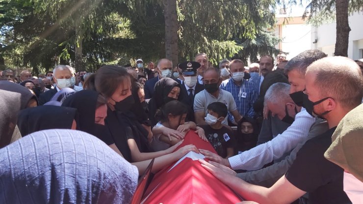 Kansere yenik düşen belediye başkanı, son yolcuğuna uğurlandı