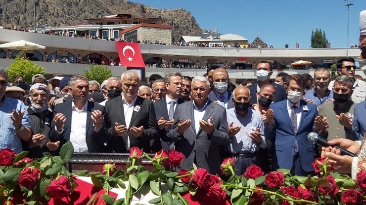 Kansere yenik düşen belediye başkanı, son yolcuğuna uğurlandı