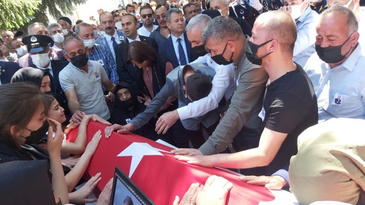 Kansere yenik düşen belediye başkanı, son yolcuğuna uğurlandı