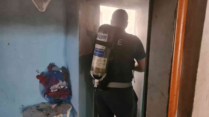 Kapıcı dairesinde çıkan yangında 2 kişi dumandan etkilendi