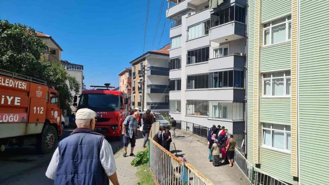 Kapıcı dairesinde çıkan yangında 2 kişi dumandan etkilendi