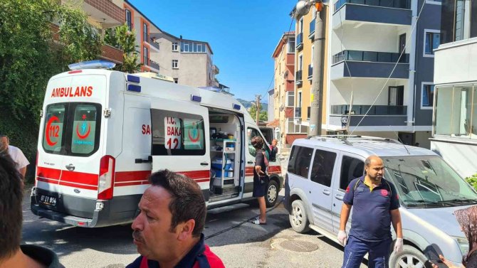 Kapıcı dairesinde çıkan yangında 2 kişi dumandan etkilendi