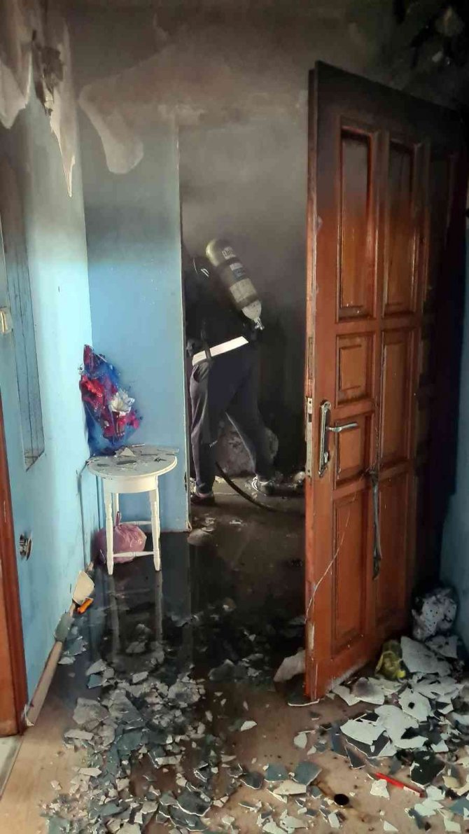 Kapıcı dairesinde çıkan yangında 2 kişi dumandan etkilendi