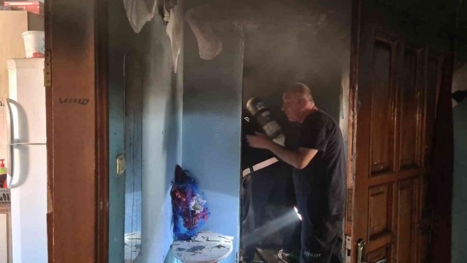 Kapıcı dairesinde çıkan yangında 2 kişi dumandan etkilendi